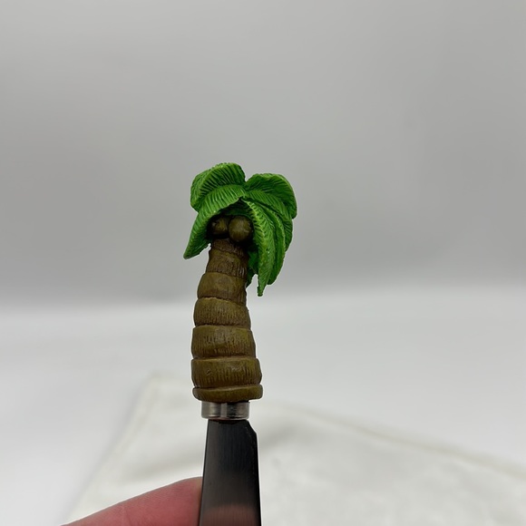 The Boston Warehouse Cheese/Butter Spreader Knives-Set of 4–Resin Painted Handle - Picture 7 of 8